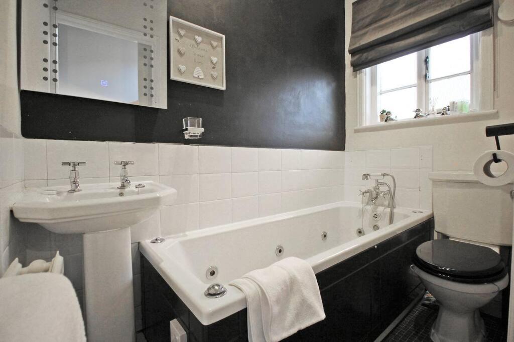 In The Heart Of Chester, Historical & Stylish Экстерьер фото